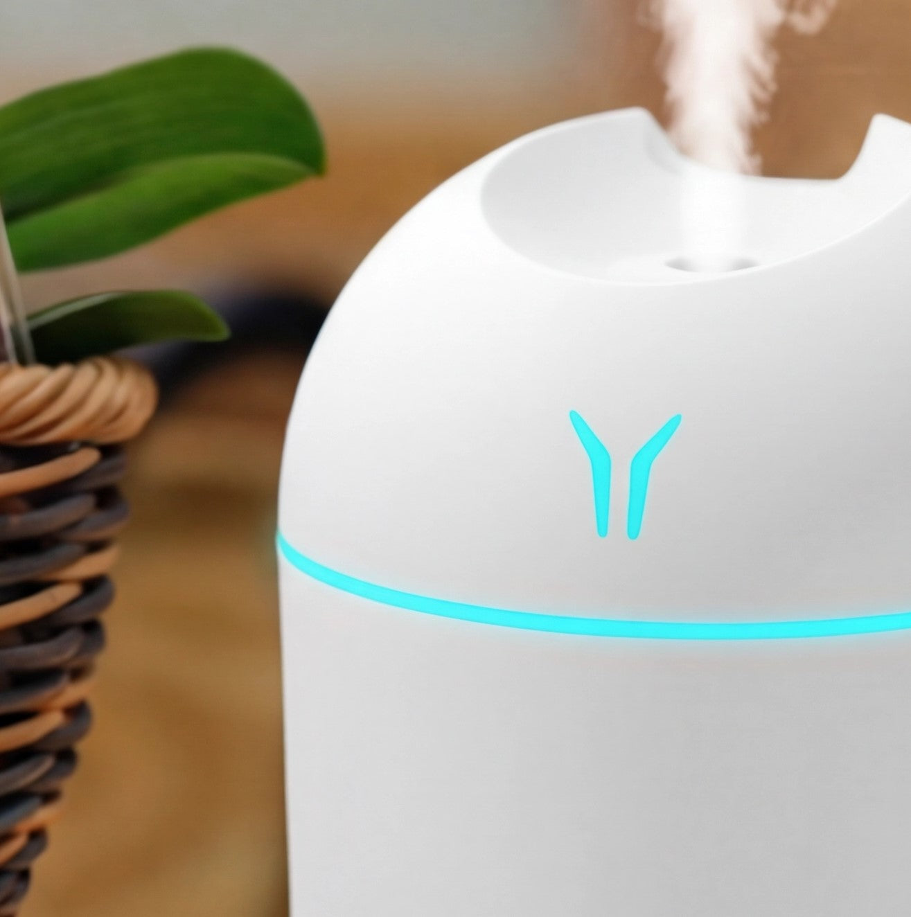 Eway USB humidifier with aromatic scent diffuser, compact air moisturizer with built-in fragrance for freshening indoor air.