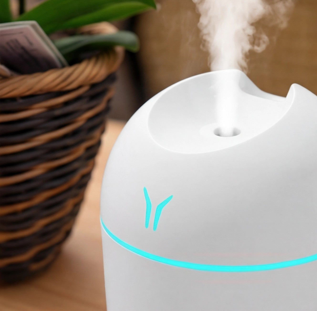Eway USB humidifier with aromatic essential oil diffuser, compact air moisturizer with a sleek design and calming scent feature.